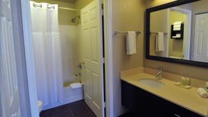 Un baño de Staybridge Suites Chicago-Oakbrook Terrace, an IHG Hotel