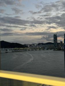 Gallery image ng #광안대교#오션뷰헬스장&사우나#무료주차#해변도보3분#넷플릭스#밀락더마켓 sa Busan