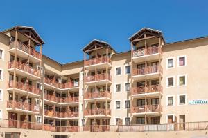an image of an apartment building with balconies at Serre Chevalier 2 pièces à 150 m du télécabine Prorel in Briançon