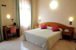 Postel nebo postele na pokoji v ubytování Hotel Button