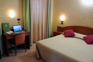 Postel nebo postele na pokoji v ubytování Hotel Button