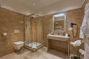 Koupelna v ubytování Little King Hotel U Malvaze