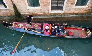 un gruppo di persone su una barca in acqua di Locanda Antico Fiore a Venezia