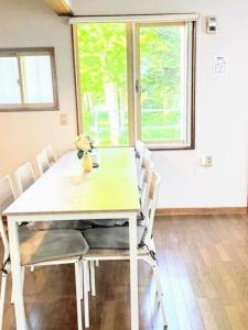 千歳市にあるHarmony chitose103ハーモニー千歳103のダイニングルーム(白いテーブル、椅子付)