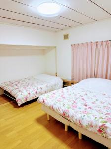 Harmony chitose103ハーモニー千歳103客房内的一张或多张床位