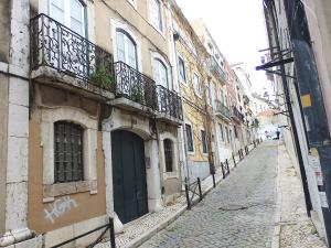 una calle vacía en un callejón con edificios en Loft Bairro Alto, en Lisboa