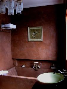 y baño con lavabo y bañera. en Villa Spozendus, en Esposende