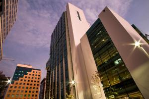 un palazzo alto in una città con edifici di Swissotel Lima a Lima