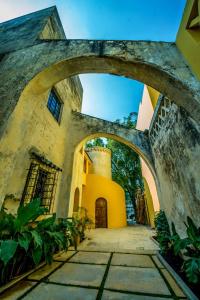 un accès à un bâtiment avec une arche dans l'établissement Bungalows Demetria, à Guadalajara
