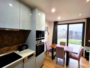 Nhà bếp/bếp nhỏ tại Sonniges Apartment in Semriach mit eigenem Garten und Weitblick