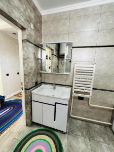 Ένα μπάνιο στο Baybolot Guest House
