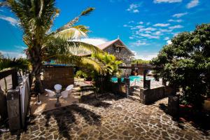 ein Resort mit einem Pool und einer Palme in der Unterkunft Rustic Balinese Villa in Grand Baie