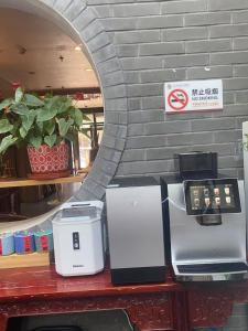 北京East Sacred Hotel ᴸᴱO Celebrating our 1st anniversary ---Foreign Accept English-Speaking Team--- 2 mins-walk to Subway丨Customized Tour Better-Live like a Local丨Near Tiananmen Forbidden丨Free Laundry,coffee,snacks and wifi-unlimited Software Leo的相册照片