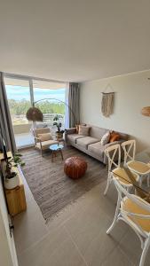 El mejor lugar - Laguna paradisíaca في لاس كروسيس: غرفة معيشة مع أريكة وطاولة