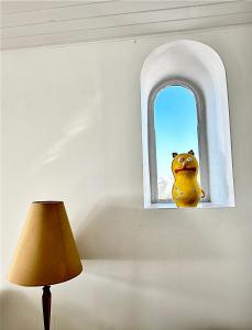a small window in a white room with a yellow object at Casal Santa Virginia in Sintra