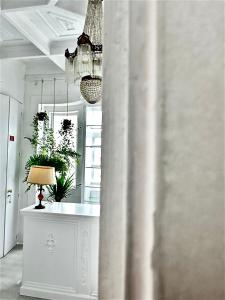a room with a pillar with a lamp and a mirror at Casal Santa Virginia in Sintra