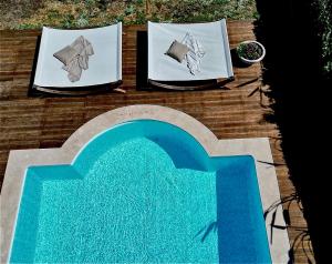 an overhead view of a swimming pool and a table at Casal Santa Virginia in Sintra