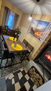 Un comedor con mesa y chimenea. en Pokoje u Tymka, en Wisła