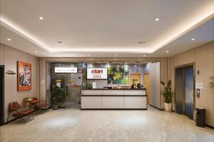 南京怡莱酒店(南京中山陵风景区南理工店)的大堂设有带柜台和椅子的沙龙