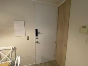 El mejor lugar - Laguna paradisíaca في لاس كروسيس: باب أبيض مع مقبض أسود في الغرفة +155 صورة