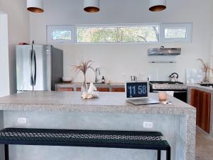 El PlantelにあるCasa Kaiyo - Luxury Jungle Beach Villa with ACのキッチン(冷蔵庫付きのカウンタートップ付)