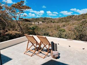 El PlantelにあるCasa Kaiyo - Luxury Jungle Beach Villa with ACの山々の景色を望むバルコニー(椅子2脚付) +27枚の写真