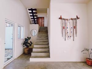 El PlantelにあるCasa Kaiyo - Luxury Jungle Beach Villa with ACの壁のある家の階段
