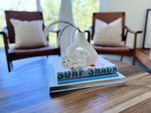 El PlantelにあるCasa Kaiyo - Luxury Jungle Beach Villa with ACの本の上に座るぬいぐるみ