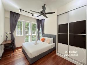 Postel nebo postele na pokoji v ubytování Medini Signature Best Vacation l Pool View 4 pax + 21 fotografií