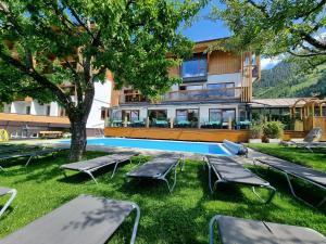 Bazén v ubytování Hotel Alpina nebo v jeho okolí