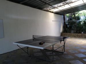 Instalaciones para jugar al ping pong en Balay Tuko Garden Inn o alrededores