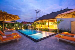 een zwembad in het midden van een resort bij Dinatah Lembongan Villas in Nusa Lembongan
