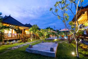 Ein Garten an der Unterkunft Dinatah Lembongan Villas
