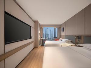 重慶市にあるHoliday Inn Express Chongqing Central Park by IHGのベッド2台と薄型テレビ付きのホテルの部屋 +81枚の写真