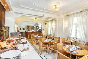 - un restaurant avec des tables et des chaises dans une salle dans l'établissement Minerva Premier Hotel, à Thessalonique