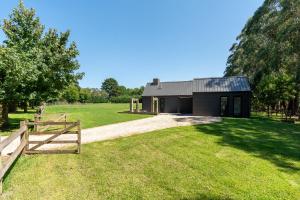 una fattoria con una recinzione e un campo erboso di 'the Mist' - Farm Cottage Exeter a Exeter