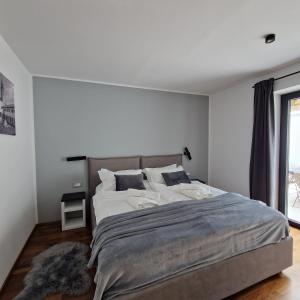 een slaapkamer met een groot bed en een raam bij Villa Maris in Koper