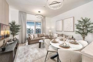 Χώρος καθιστικού στο Luxury 2BR, Yas Island by Ferrari World & Yas Mall