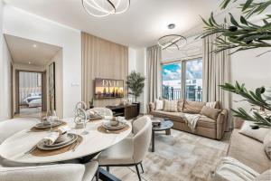 Χώρος καθιστικού στο Luxury 2BR, Yas Island by Ferrari World & Yas Mall +76 φωτογραφίες