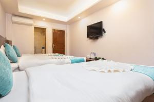 Een bed of bedden in een kamer bij Greatwall International Hotel