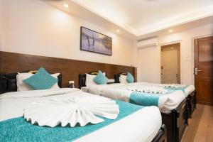 Een bed of bedden in een kamer bij Greatwall International Hotel