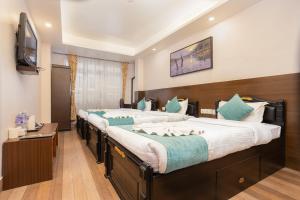 Een bed of bedden in een kamer bij Greatwall International Hotel