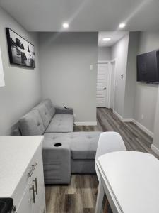 ein Wohnzimmer mit Sofa und Tisch in der Unterkunft lovely 2bed & 1 Bath Basement Suite for 4 guests in 