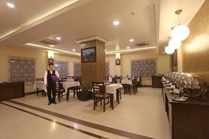 Staf di Hotel Harmika