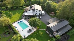 Bazén v ubytování L'écurie gîte duplex Welness nebo v jeho okolí