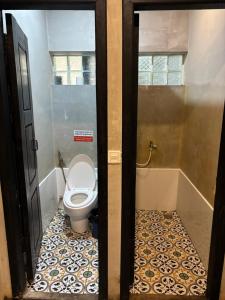 bagno interno con servizi igienici. di White Rabbit Hostel a Siem Reap