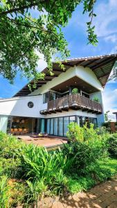 ein großes Haus mit einem Balkon darauf in der Unterkunft Villa Brisa Tropical BMT in Buôn Kao