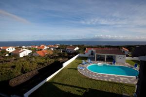 una vista aérea de una piscina en una casa en Pico Dreams - Sportfish, en São Roque do Pico