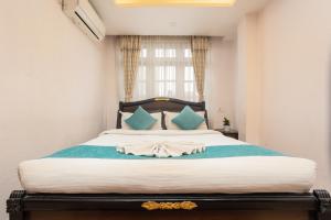Een bed of bedden in een kamer bij Greatwall International Hotel
