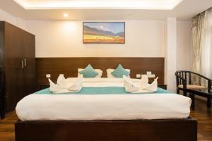 Een bed of bedden in een kamer bij Greatwall International Hotel
